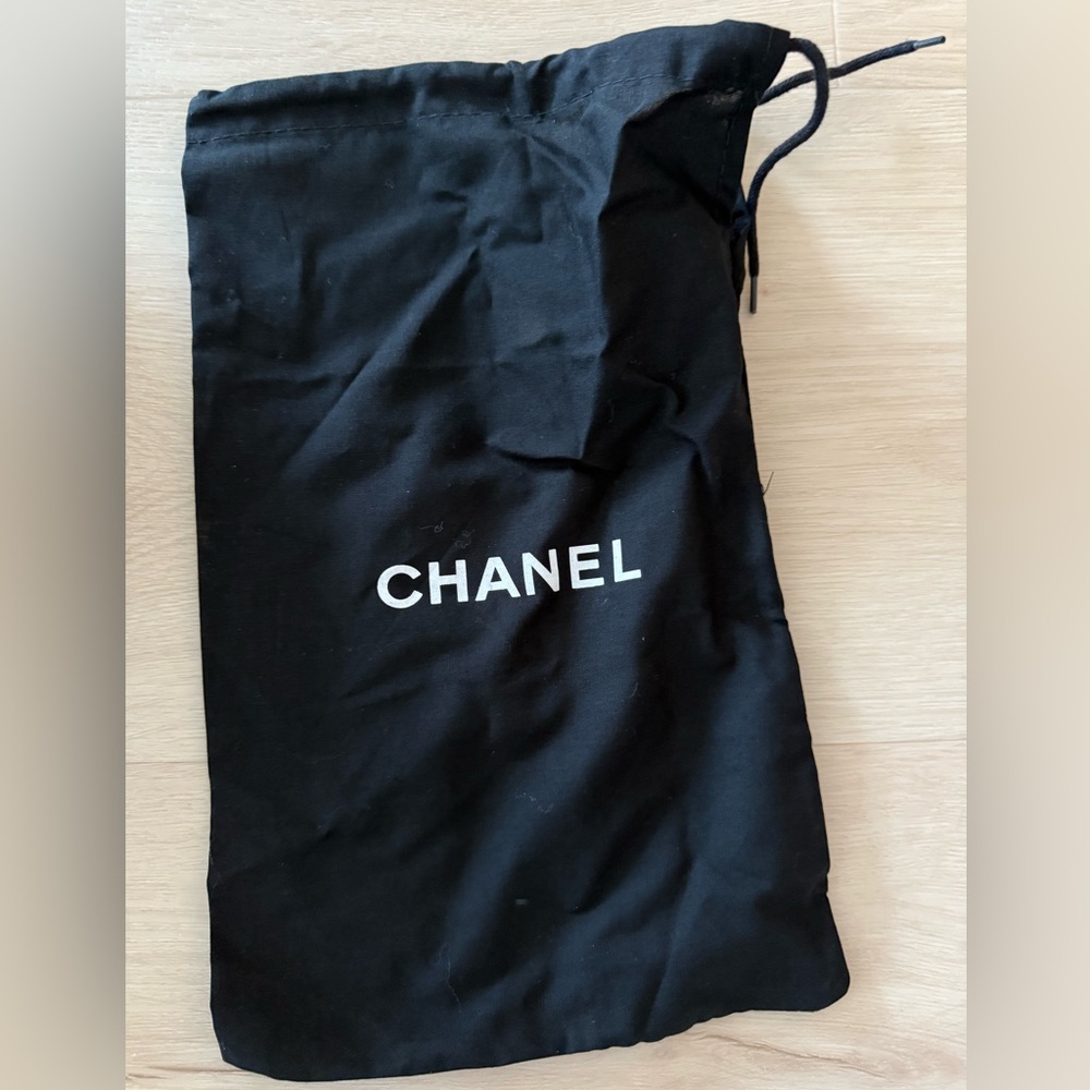 CHANEL Black shoe duster